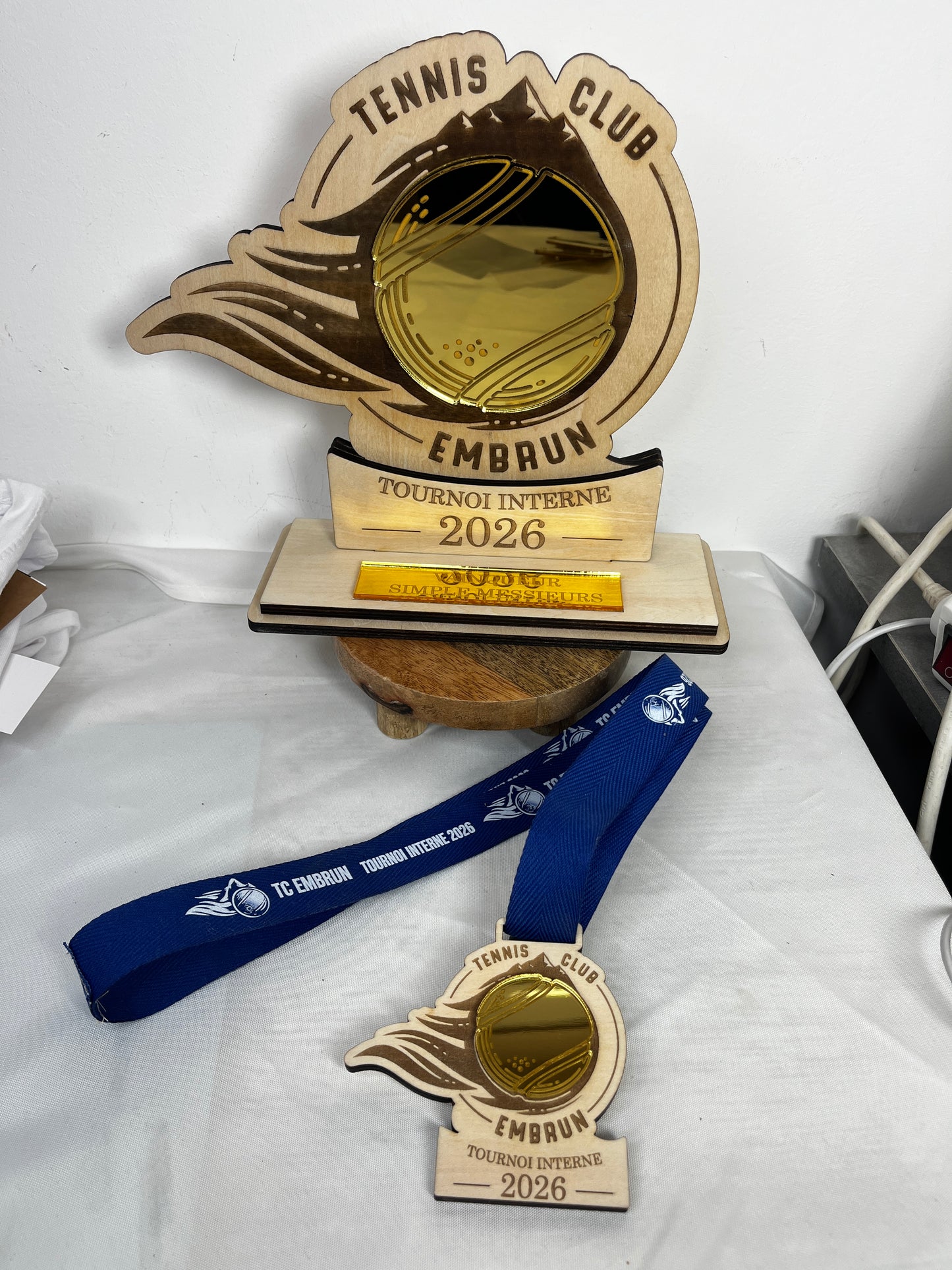 🏅 Médailles en Bois et Plexiglas premium Personnalisées – Gravure sur Mesure pour Clubs et Événements (Copie)