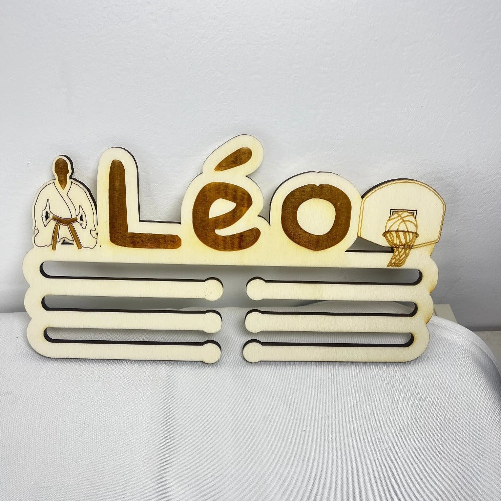 Porte médailles en bois personnalisé Laurie Déco et lumières