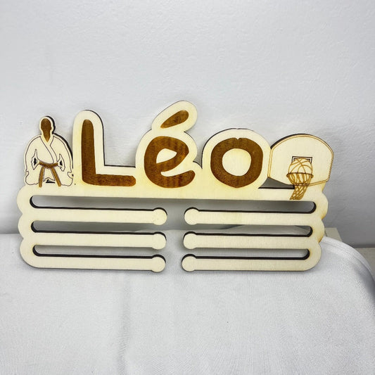 Porte médailles en bois personnalisé Laurie Déco et lumières